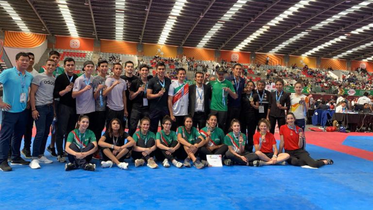 Delegación mexicana de taekwondo presume sus medallas 