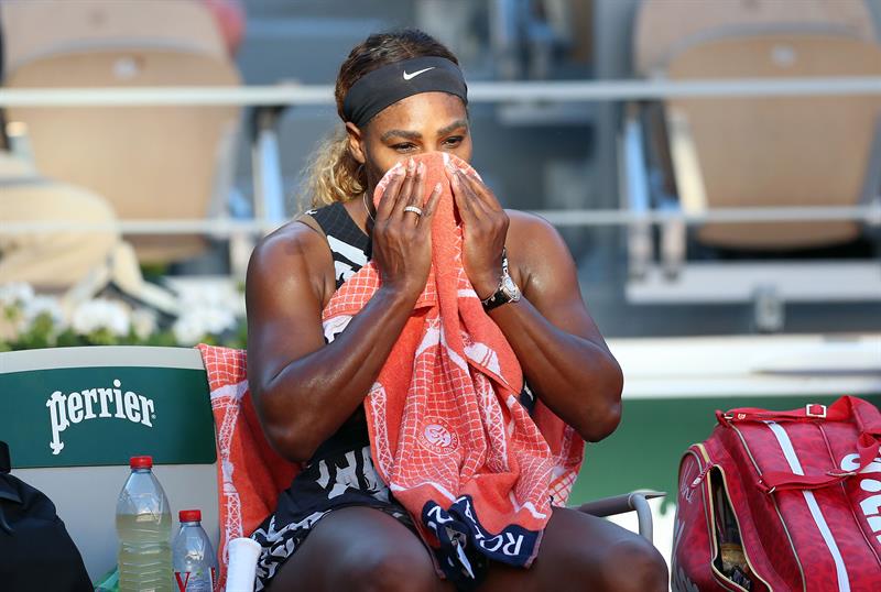 Serena Williams se lamenta durante Roland Garros