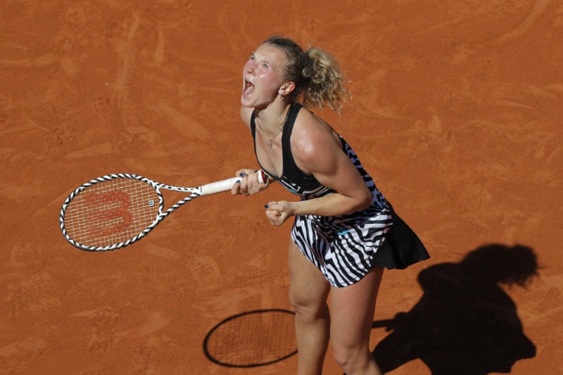 Siniakova festeja tras eliminar a Naomi Osaka