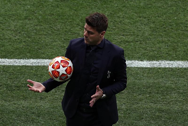 Pochettino juega con el balón de la Champions