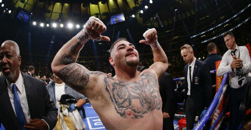 Andy Ruiz festeja tras convertiste en Campeón de peso completo