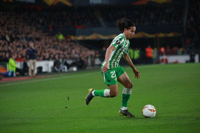 Lainez conduce el balón