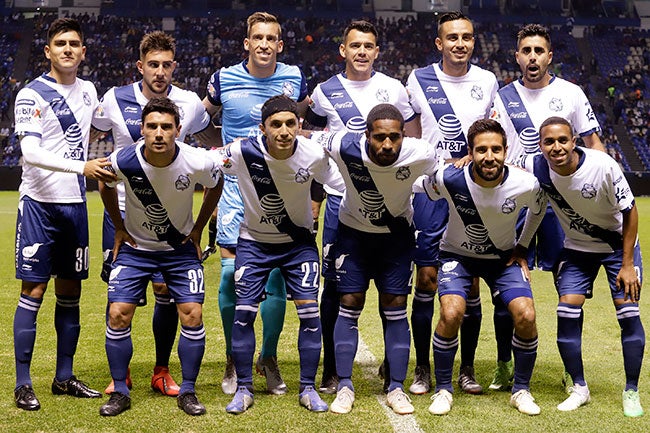 Titulares del Puebla posan para las cámaras antes de un partido