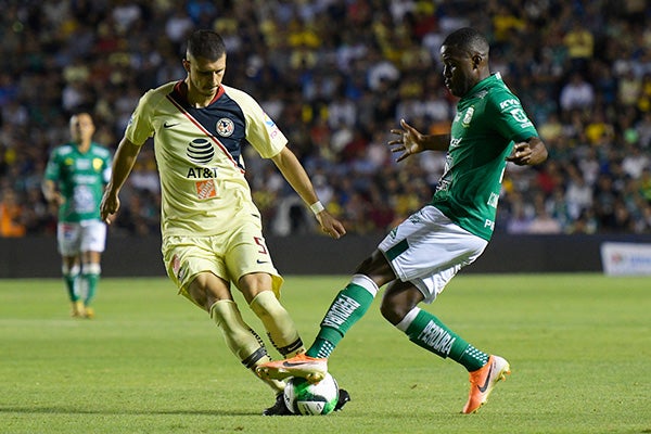 Guido pelea el esférico con Campbell en las Semifinales