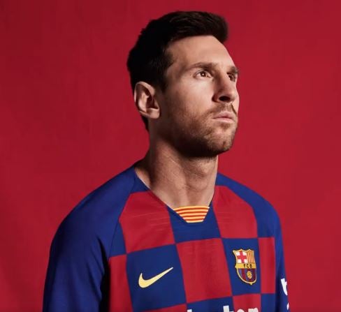 Messi con la nueva playera del Barcelona