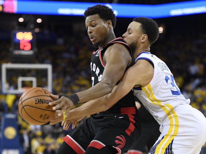 Curry pelea el balón durante el partido