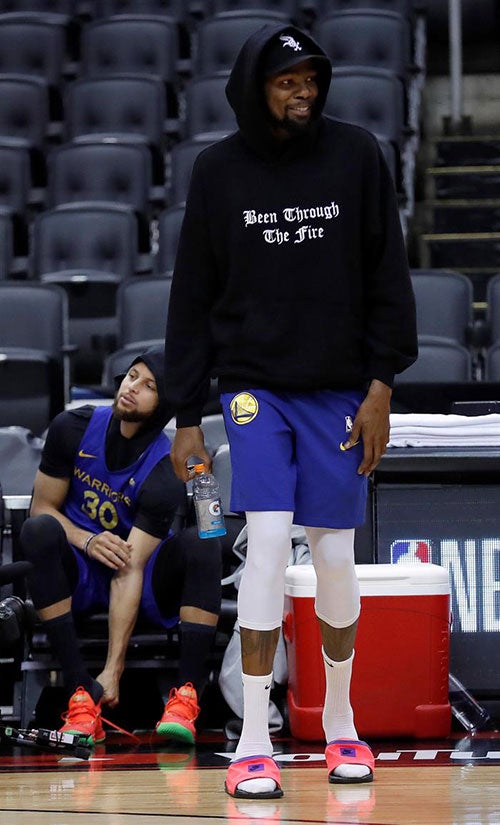 Kevin Durant antes de un partido con los Warriors