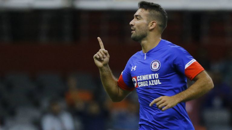 Martín Cauteruccio festeja un gol con el Cruz Azul 