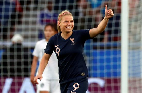 Eugenie festeja su gol con Francia