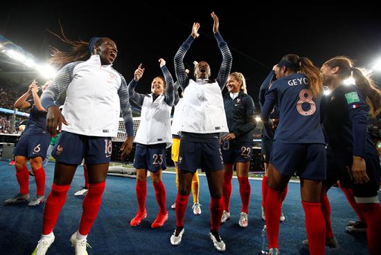 Jugadoras de Francia agradecen a la afición