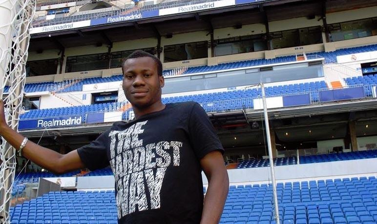 Edouard Kabamba posa en el inmueble del Real Madrid