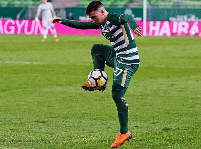 Fernando Gorriarán controla el balón durante un partido