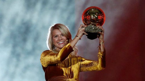 Ada Hegerberg levanta el trofeo del Balón de Oro 
