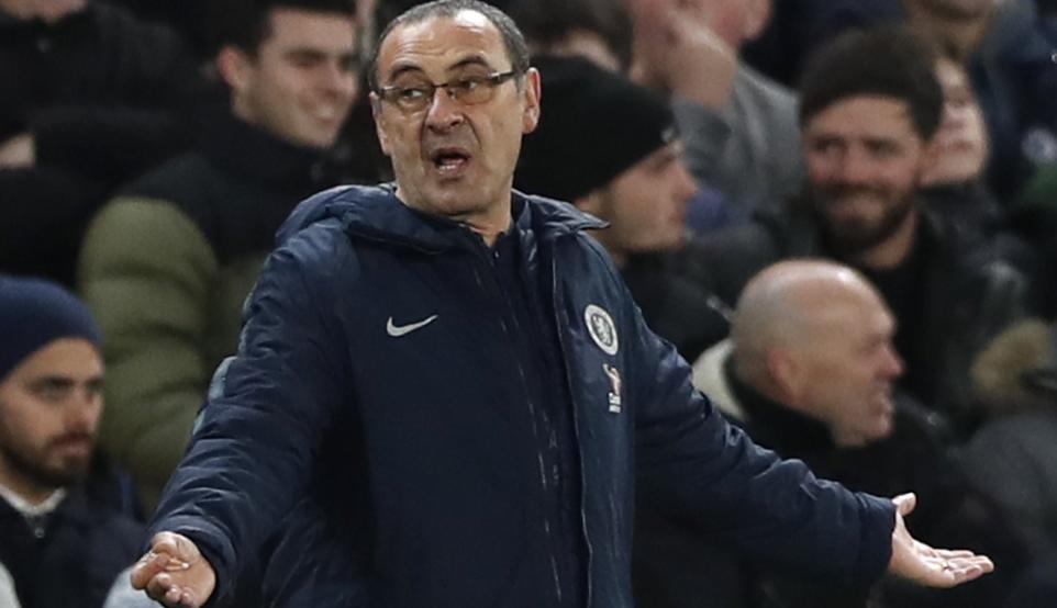 Sarri observa un partido del Chelsea