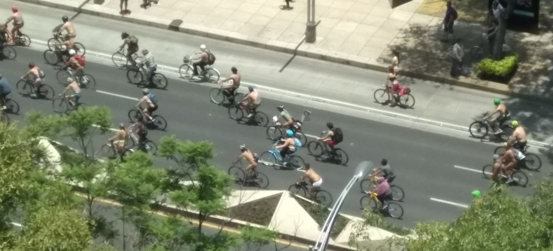 Ciclistas participan desnudos en la rodada por el medio ambiente