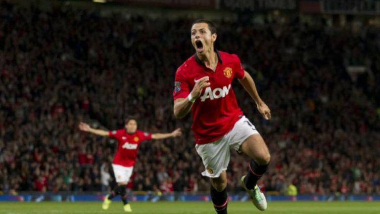 Chicharito festeja un gol durante su etapa como jugador del Man Utd