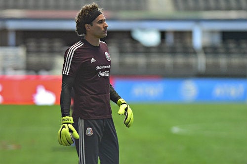 Ochoa durante una práctica con la Selección Mexicana 