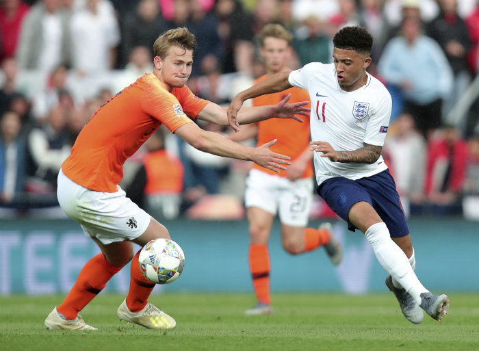 Matthijs de Ligt en un partido con Holanda
