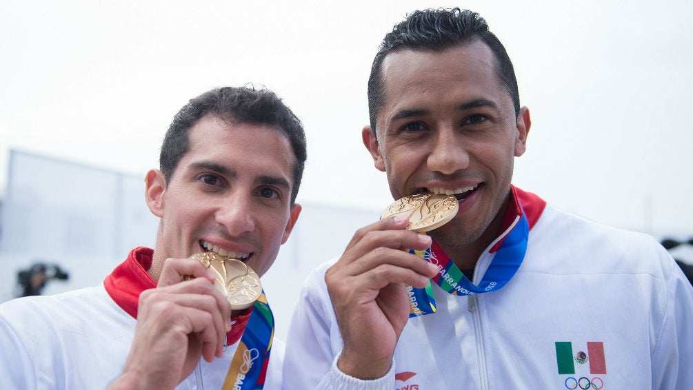 Rommel Pacheco y Jahir Ocampo con su medalla de JCC 2018