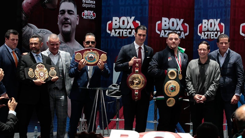 El boxeador mexicano posa durante una conferencia 