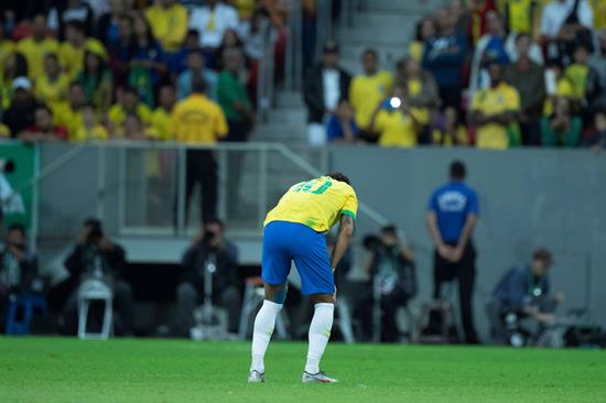 Neymar se lamenta en juego de Brasil