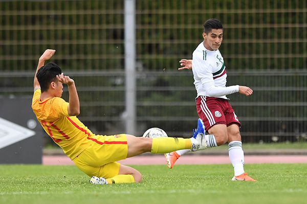 Erick Aguirre en el partido contra China en Toulon 