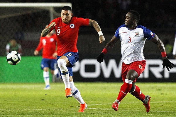 Nicolás Castillo conduce balón contra Haití