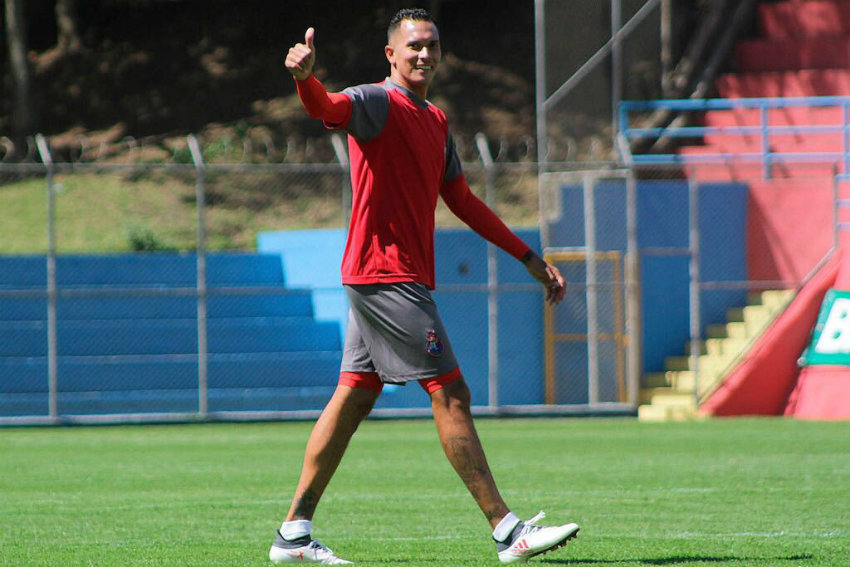 Blas Pérez sonríe tras una práctica de futbol 