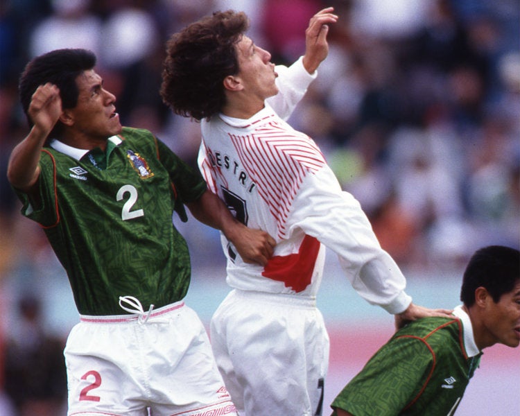 Claudio Suárez disputa un balón en la Copa América 1993