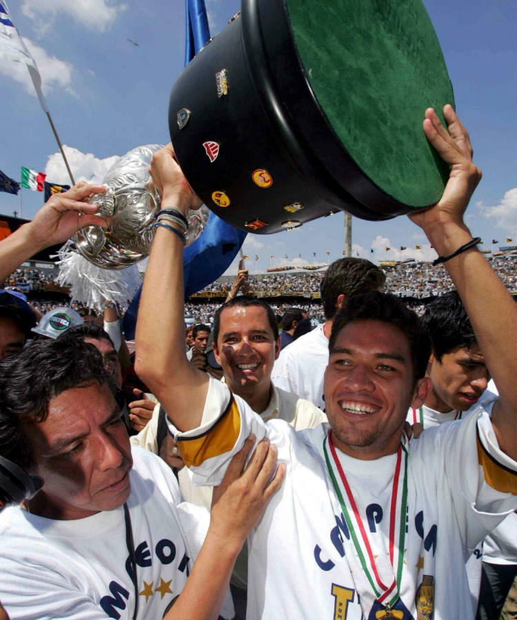 Gerardo Galindo levanta el título del 2004 con Pumas