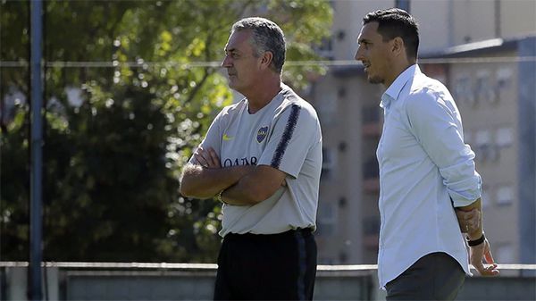 Nicolás Burdisso junto a Gustavo Alfaro, DT de Boca 