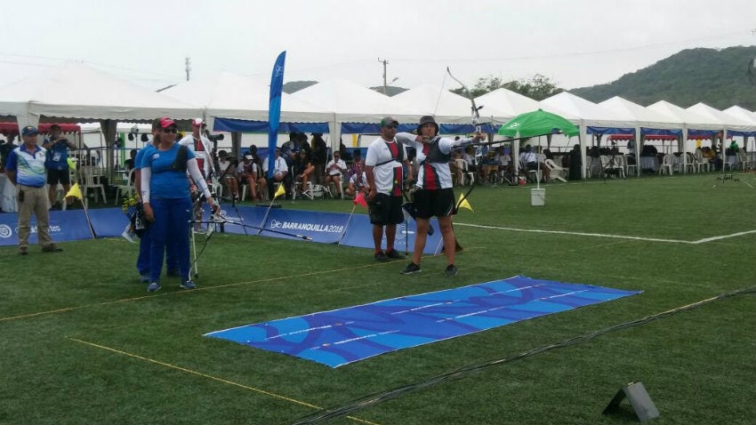 Valencia prepara su arco para hacer un tiro en una competencia 