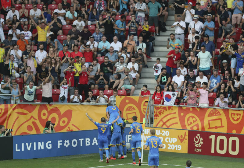 Festejo de Ucrania tras anotar un gol a Corea del Sur