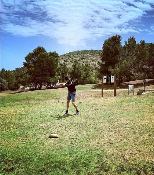 Courtois juega golf en Ibiza 