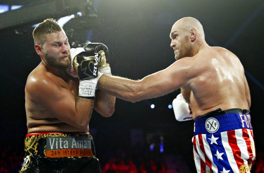 Fury suelta un fuerte golpe a su rival 