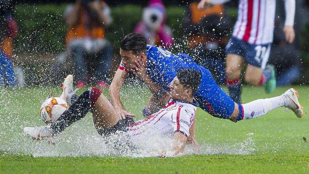 En el duelo ante Cruz Azul del C2019, la cancha no filtró buen el agua