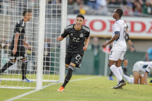 Antuna festeja su gol con la Selección Mexicana 