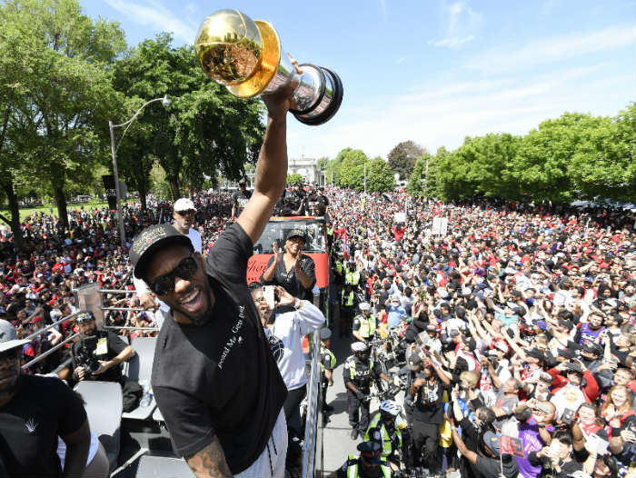 Kawhi Leonard alza el titulo de NBA