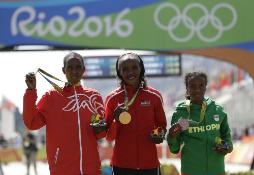 Eunice Kirwa sostiene su medalla de plata de los Juegos Olímpicos de Río