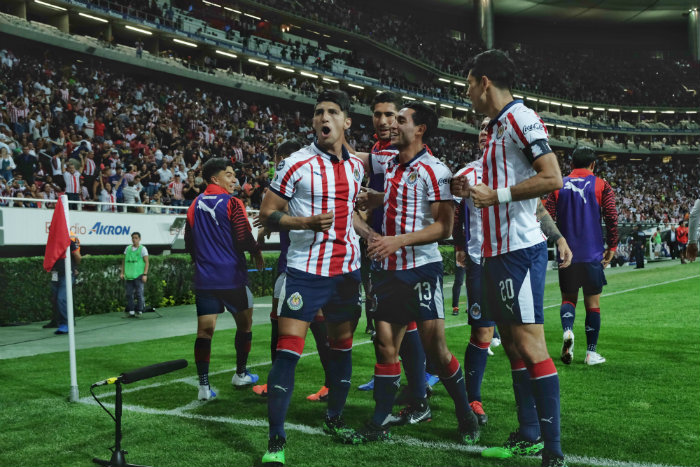 Jugadores de Chivas en festejo de gol 