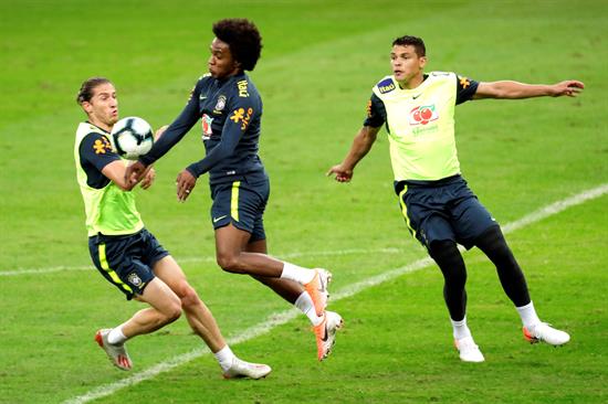 Filipe Luis, en entrenamiento con Brasil 