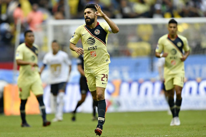 Oribe Peralta en un partido con el América 