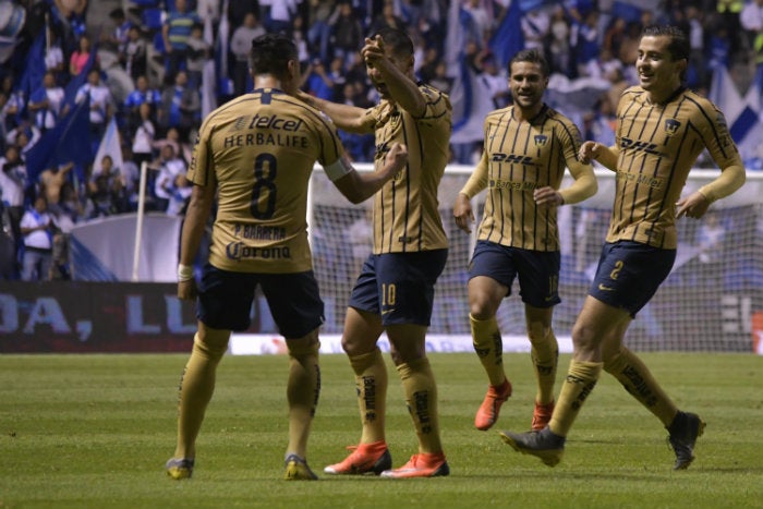 Jugadores de Pumas en festejo de gol 