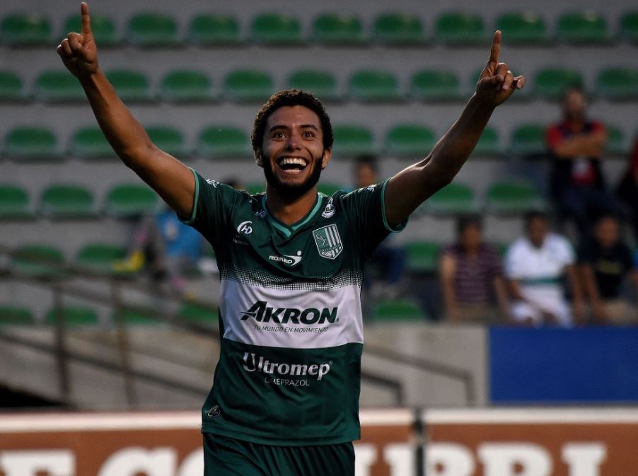 César Huerta celebra una anotación con Atlético Zacatepec