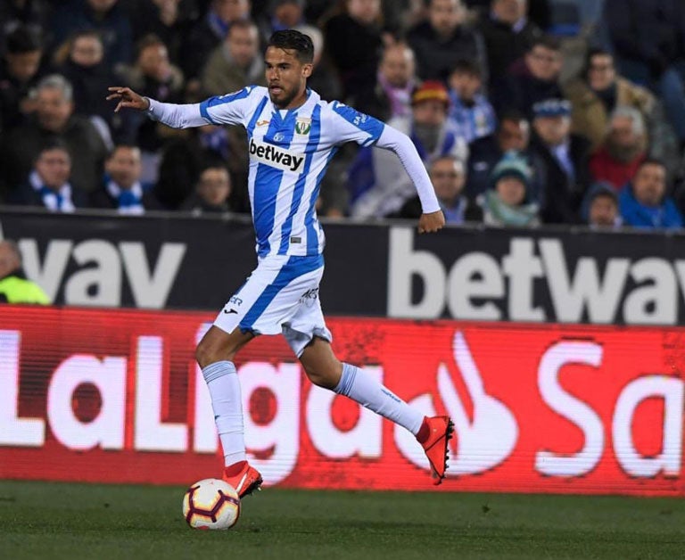 Reyes controla el balón en juego con el Leganés