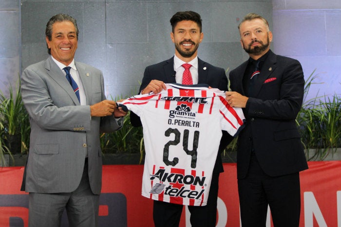 Oribe posa con la playera de Chivas