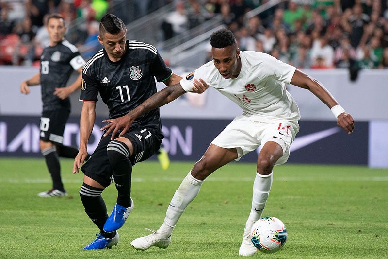 Piojo Alvarado pelea un balón en la Copa Oro 