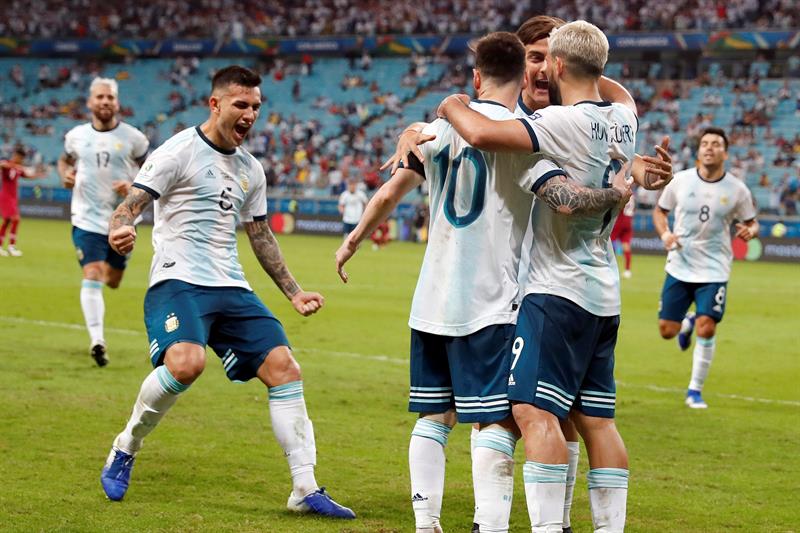 Jugadores de Argentina festejan el 0-2 contra Qatar