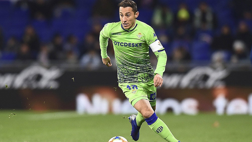 Guardado, en un partido con el Real Betis