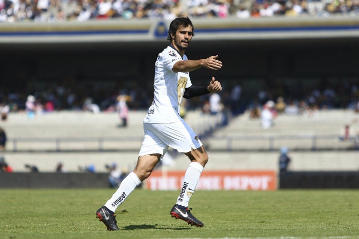 Arribas durante un partido con Pumas 